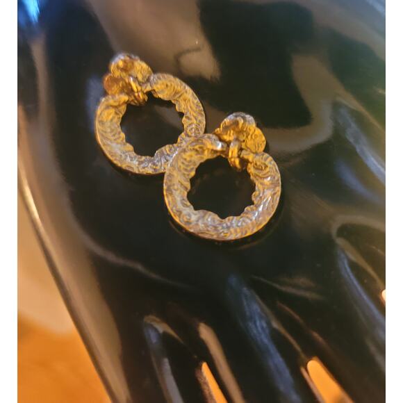 Vtg Gold tone earrings with roses - Picture 7 of 8